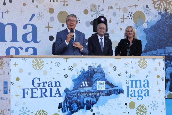 El presidente de la Diputación, Francisco Salado, junto al alcalde de Málaga, Francisco de la Torre, ha inaugurado este miércoles la XIII Feria Sabor a Málaga en el Paseo del Parque donde permanecerá hasta el día 9.