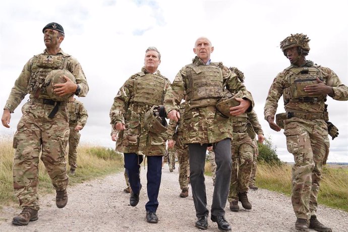 Archivo - Imagen de archivo del ahora primer ministro de Reino Unido, Keir Starmer, durante una visita a una base militar británica.