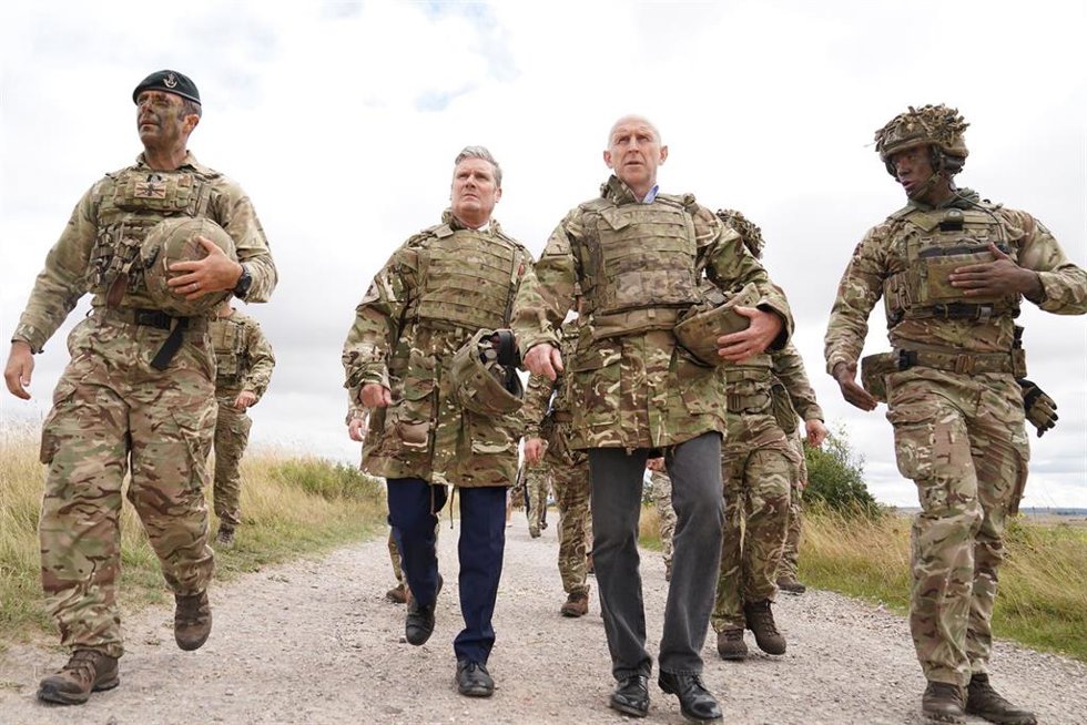 Archivo - Imagen de archivo del ahora primer ministro de Reino Unido, Keir Starmer, durante una visita a una base militar británica.