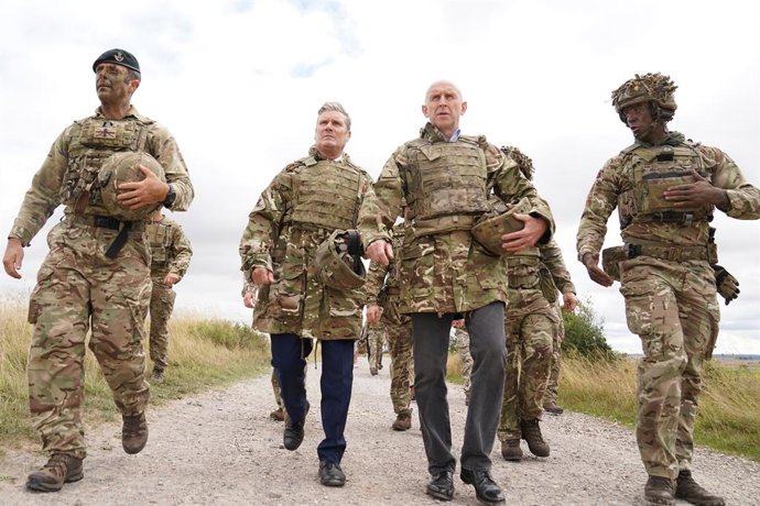 Archivo - 24 August 2022, United Kingdom, Salisbury: Keir Starmer (2nd L), leader of the UK Labour Party, meets British soldiers on Salisbury Plain in Wiltshire, where Ukrainian soldiers are being trained by the British Army as part of Operation Interfl