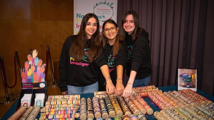 Candela junto a sus amigas Mariona y Daniela, impulsoras de Pulseras Candela