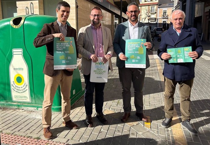 El delegado de Ecovidrio en Andalucía Oriental, Jesús Gutiérrez, el concejal de Urbanismo de Maracena, Marcelino Hidalgo, el diputado de Agua, Promoción Agraria y Medio Ambiente, Antonio Mancilla, y el concejal de Medio Ambiente, Antonio Segovia