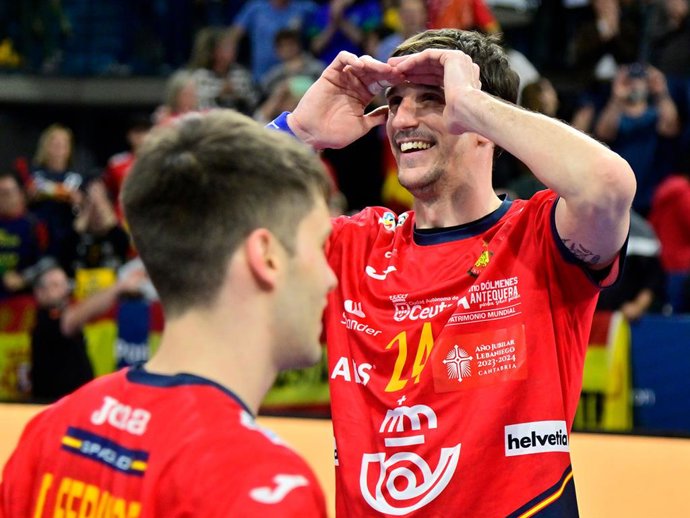El jugador catalán de balonmano Viran Morros, durante un partido con la selección española.