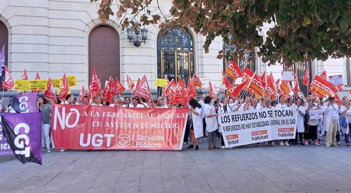 Archivo - Concentración de las trabajadoras de ayuda a domicilio del Ayuntamiento de Zaragoza.