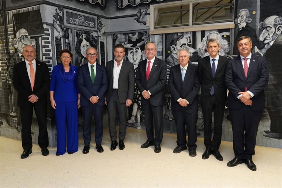Felipe Romera, Magdalena Álvarez, Unicaja (Banco y Fundación), Antonio Banderas y Francisco de la Torre, galardonados por la Facultad de Económicas en la primera edición de los premios 'Oikonomos'.