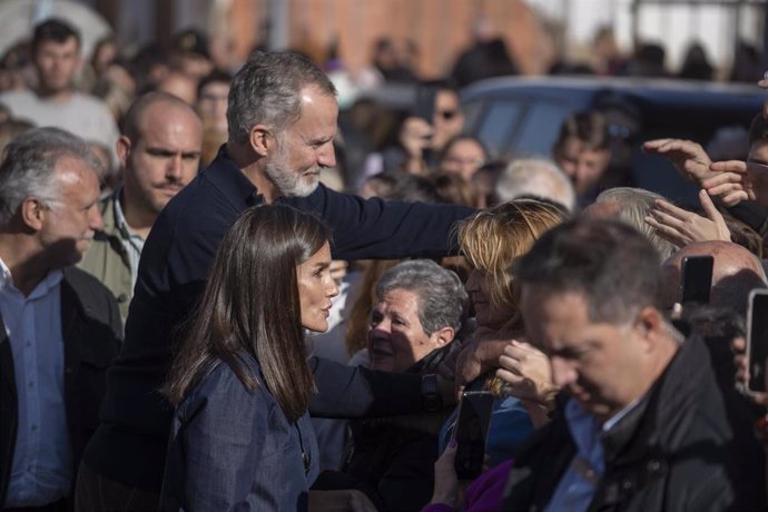 Los Reyes Felipe VI y Letizia saludan a los vecinos de Utiel durante su visita a la localidad afectada por la DANA