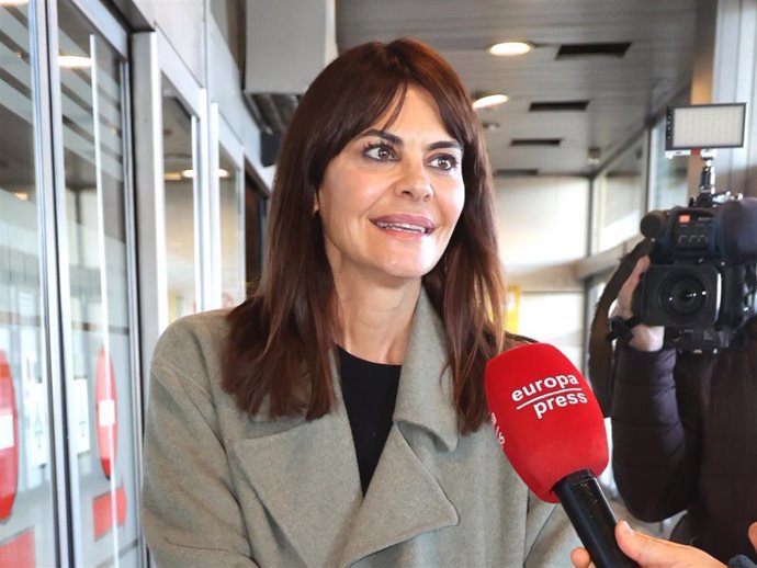 María José Suárez y su hijo Elías a su llegada al aeropuerto, a 04 de diciembre de 2024, en Madrid (España).