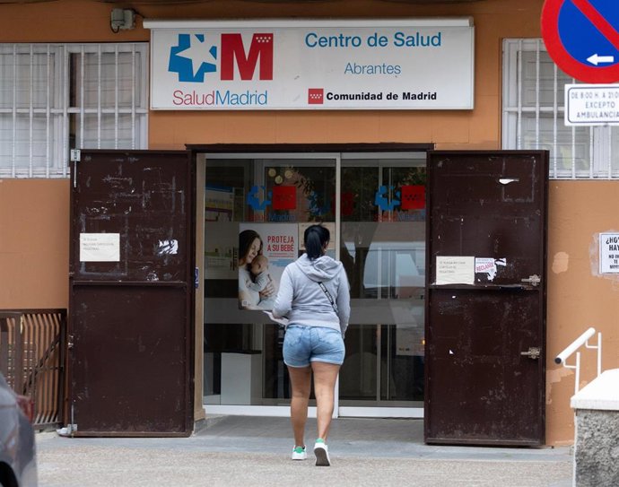 Archivo - Una mujer entrando a un centro de salud