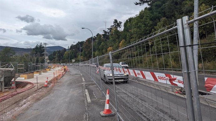 Obras de construcción del carril peatonal y ciclista en la cuesta Beloso.