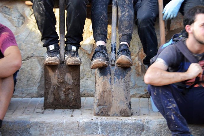 Archivo - Jóvenes que trabajaron como voluntarios en las tareas de limpieza en las inundaciones en el levante de Mallorca, en Sant Llorenç des Cardassar