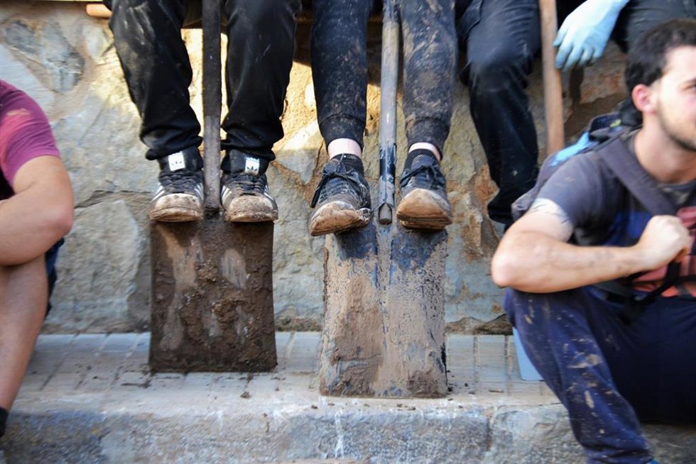 Archivo - Jóvenes que trabajaron como voluntarios en las tareas de limpieza en las inundaciones en el levante de Mallorca, en Sant Lloren des Cardassar