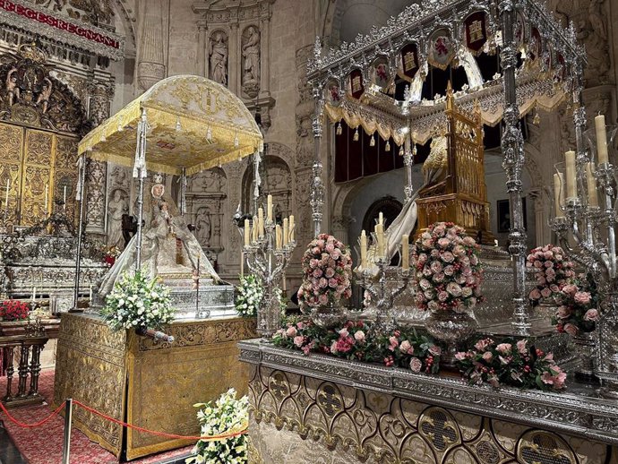 Los pasos de la Virgen de los Reyes y la de Valme, frente a frente en la Capilla Real de la Catedral.