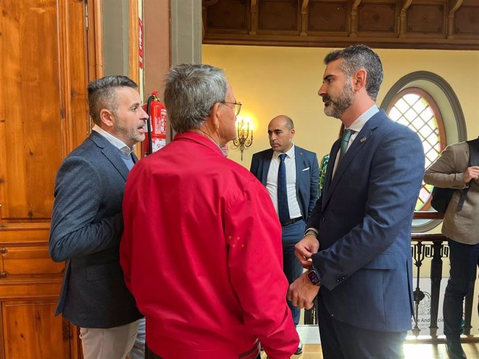 Reunión entre el consejero de Agricultura, Pesca, Agua y Desarrollo Rural (d), Ramón Fernández Pacheco, y representantes del sector pesquero.