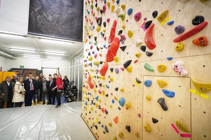 Rocódromo renovado del polideportivo municipal de Errekalde en Bilbao.