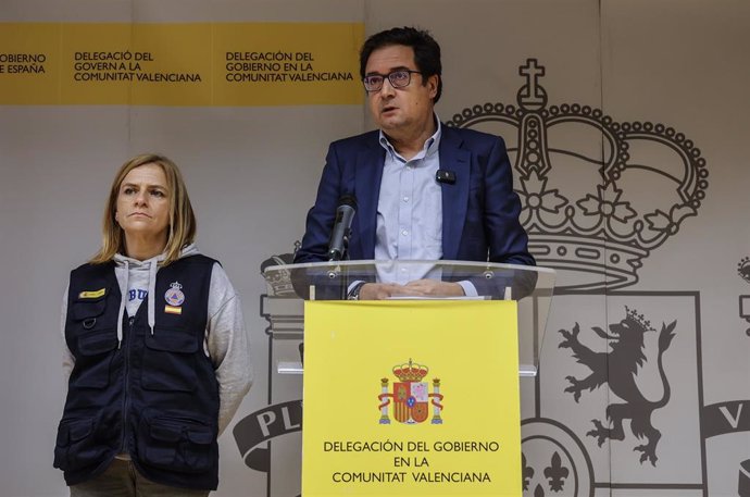 El ministro para la Transformación Digital y de la Función Pública, Óscar López, y la delegada del Gobierno en la Comunitat Valenciana, Pilar Bernabé, durante una rueda de prensa en València.