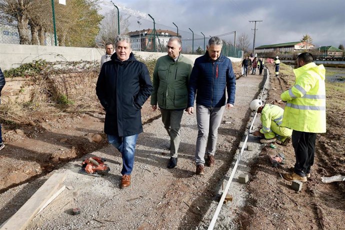 El consejero de Fomento, Roberto Media, visita las obras del carril bici junto a los alcaldes de Reinosa y Campoo de Enmedio, José Luis López y Pedro Manuel Martíne