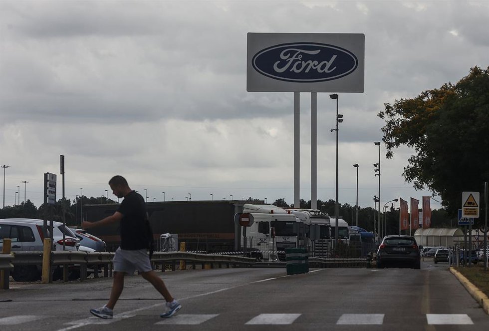 Archivo - Un trabajador en la fábrica de Ford, a 12 de junio de 2024, en Almussafes, Valncia, Comunidad Valenciana (España). 