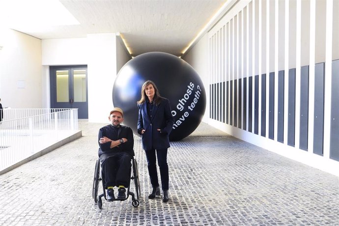 El artista Ryan Gander y Sandra Guimarães, directora del Museo Helga de Alvear, en la exposición