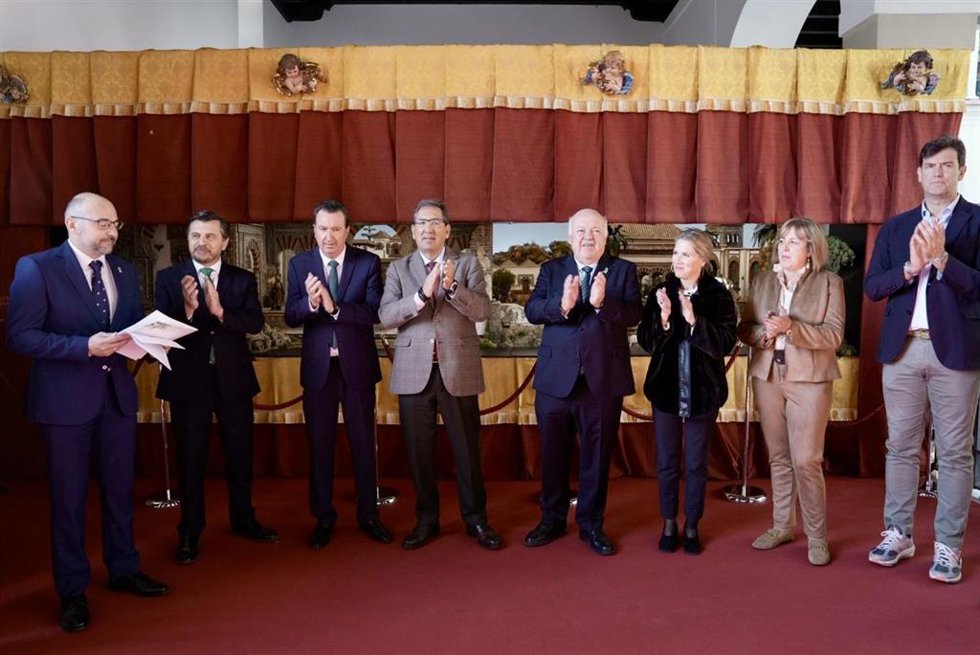 El presidente del Parlamento de Andalucía, Jesús Aguirre; el presidente de la Fundación Cajasol, Antonio Pulido; y el presidente de la Asociación Cultural Belenista de Córdoba, José Manuel Moreno, en la presentación del Belén.