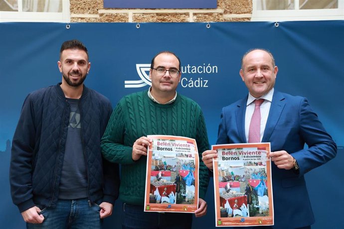 El vicepresidente primero de Diputación, Juancho Ortiz (d), y el alcalde de Bornos, Hugo Palomares (c), durante la presentación del Belén de Bornos. A 04 de diciembre de 2024, en Cádiz (Andalucía, España). 