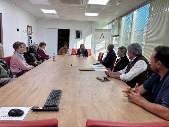 La delegada de Salud, Eva Pajares, con el alcalde de Algodonales.