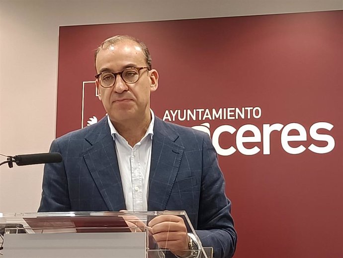 El alcalde de Cáceres, Rafael Mateos, en rueda de prensa en una foto de archivo