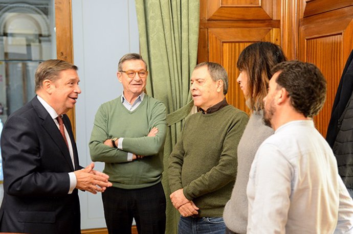 Representantes de UGT Fica y el ministro de Agricultura, Luis Planas