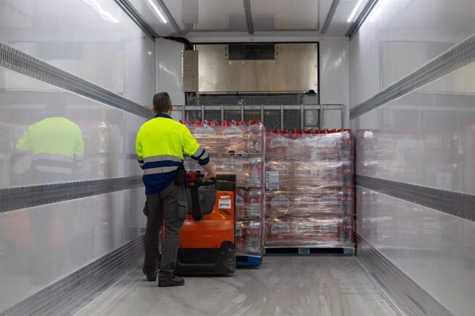 Carga de palets de agua en el interior del tráiler.