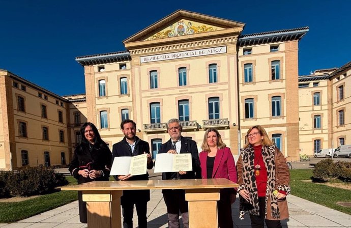 Fima del convenio para la financiación de las obras de rehabilitación en la Residencia de Niños, futura sede del grado completo de Medicina en Huesca