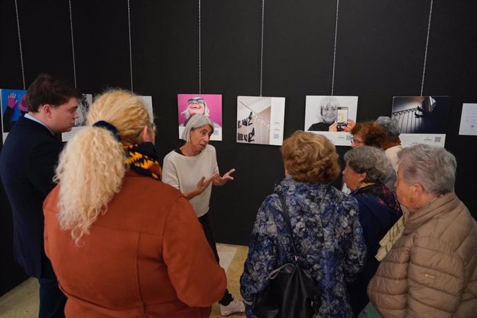 Una de las visitas por la exposición 'Itinerantas'.