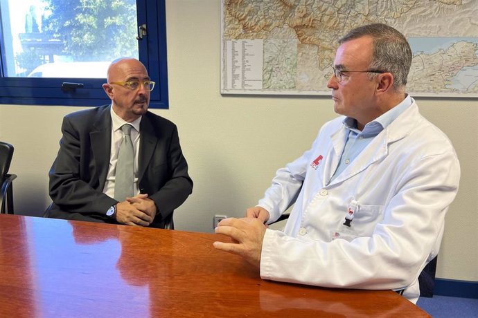 El consejero de Salud, César Pascual, y el director genrente del Hospital de Laredo, Antonio Juan Pastor