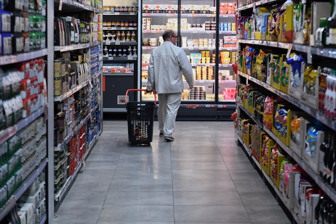 Personas comprando en un supermercado