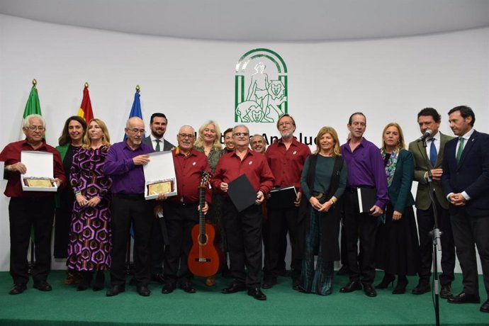 La delegada de la Junta de Andalucía en Cádiz, Mercedes Colombo, junto a los integrantes de la 'Antología de los Majaras' en el homenaje a Diego Caraballo durante el acto por el Día de la Bandera.