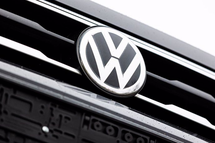 Archivo - FILED - 09 December 2021, Lower Saxony, Wolfsburg: The Volkswagen logo is pictured on a vehicle in Wolfsburg. Germany's Volkswagen Group will continue to use its plant in China's western Xinjiang region after finding no evidence of human rights 