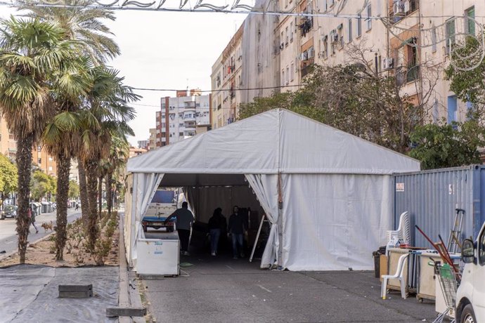 Archivo - Montaje de una carpa durante Fallas