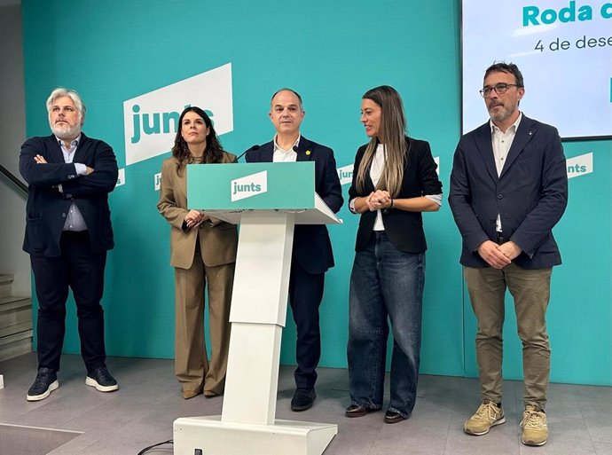 El secretario general de Junts, Jordi Turull, con la líder de Junts en el Congreso, Míriam Nogueras; el presidente del grupo en el Parlament, Albert Batet, y la portavoz parlamentaria, Mònica Sales, y el portavoz del partido, Josep Rius.