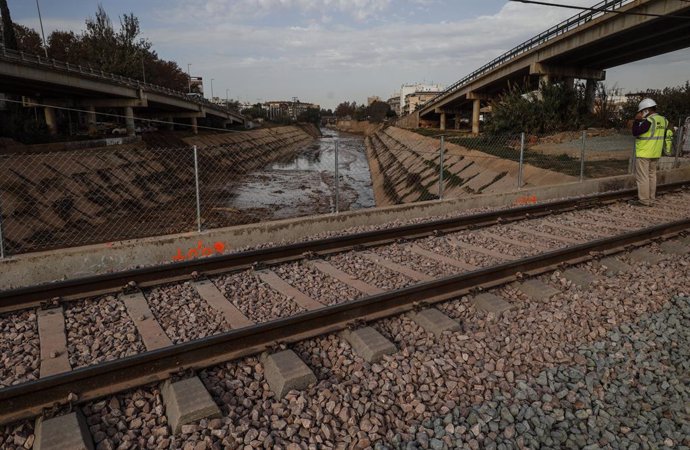 Diversos operaris d'Adif treballen en el restabliment de les vies al Barranc del Poyo