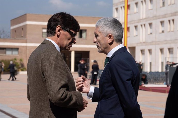 Archivo - El presidente de la Generalitat, Salvador Illa, y el ministro de Interior, Fernando Grande-Marlaska, durante la toma de posesión del nuevo jefe de la Guardia Civil en Cataluña