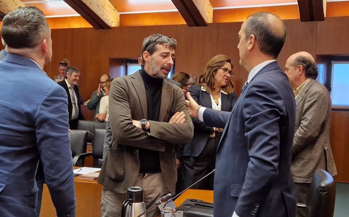 El consejero de Sanidad del Gobierno de Aragón, José Luis Bancalero Flores, conversa con el diputado de IU, Álvaro Sanz, antes de la Comisión de Sanidad de las Cortes de Aragón.