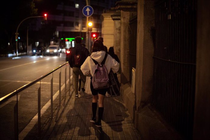 Imagen de archivo - Varios menores se dirigen a clase, en Barcelona