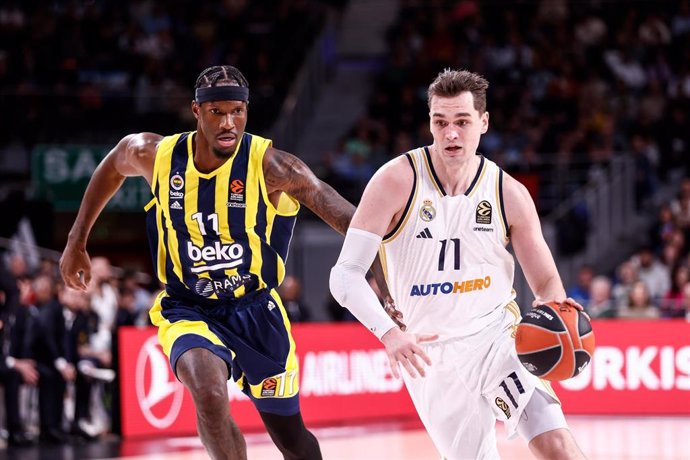 Archivo - Mario Hezonja y Nigel Hayes-Davis durante el Real Madrid-Fenerbahce de la Euroliga 23-24