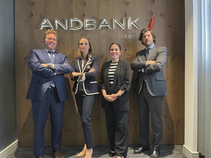 Archivo - El equip de Andbank Valladolid: Pablo Borge, María Ángeles Higuera, Julia Isidro y Julio de Rentería.