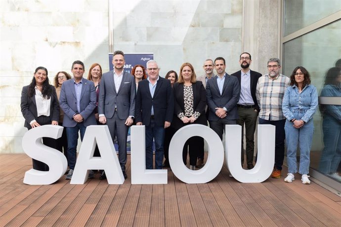 Participantes y miembros de la organización del programa Ona Activa't del Ayuntamiento de Salou, Agbar  y Creu Roja.