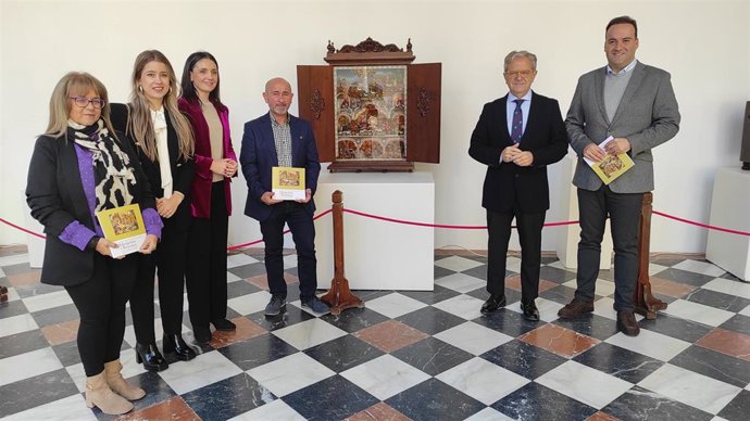 Inauguración de la exposición 'Del huevo frito y las paticas de alambre. Misterios y belenes tradicionales andaluces, siglos XVIII al XXI' de Marcos Campos, en el Patio Barroco del Palacio de la Merced, con el presidente de Diputación, Salvador Fuentes.