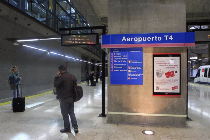 Archivo - Parada del metro en el aeropuerto de Barajas