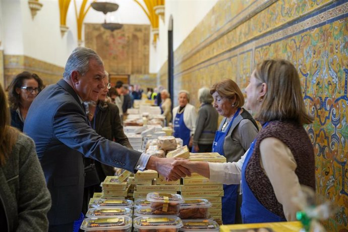 Sanz visita la muestra de dulces de convento en los Alcázares.