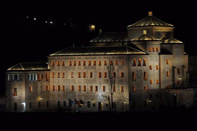 Archivo - Edificio Cortes C-LM Iluminado