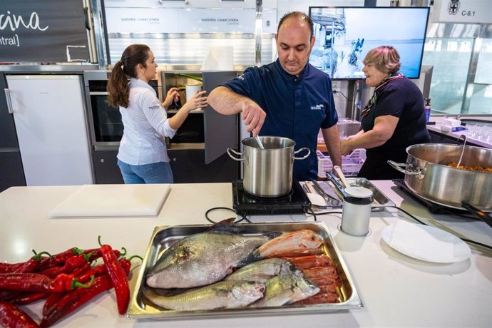 El chef José Berenguer, del restaurante 'Tintanegra', cocina en el Mercado Central de Almería.