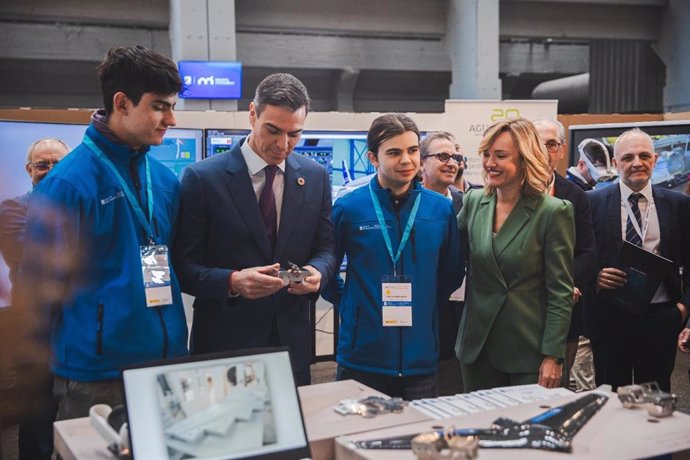 Pedro Sánchez y Pilar Alegría durante el lanzamiento de varios 'hubs' de la Alianza para la Formación Profesional