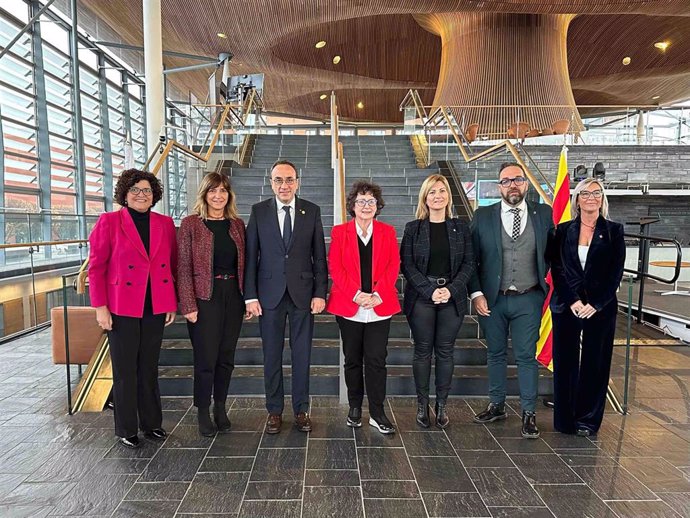 Una delegación de la Mesa del Parlament de Catalunya encabezada por el presidente, Josep Rull, se reúne con la presidenta del Parlamento de Gales, Elin Jones